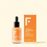 Um frasco e uma caixa de Freshly Sérum Concentrado de Vitamina C 30 ml são mostrados em um fundo claro. A embalagem laranja e branca destaca a proteção antioxidante contra o envelhecimento precoce, com detalhes do produto e logotipo visíveis.