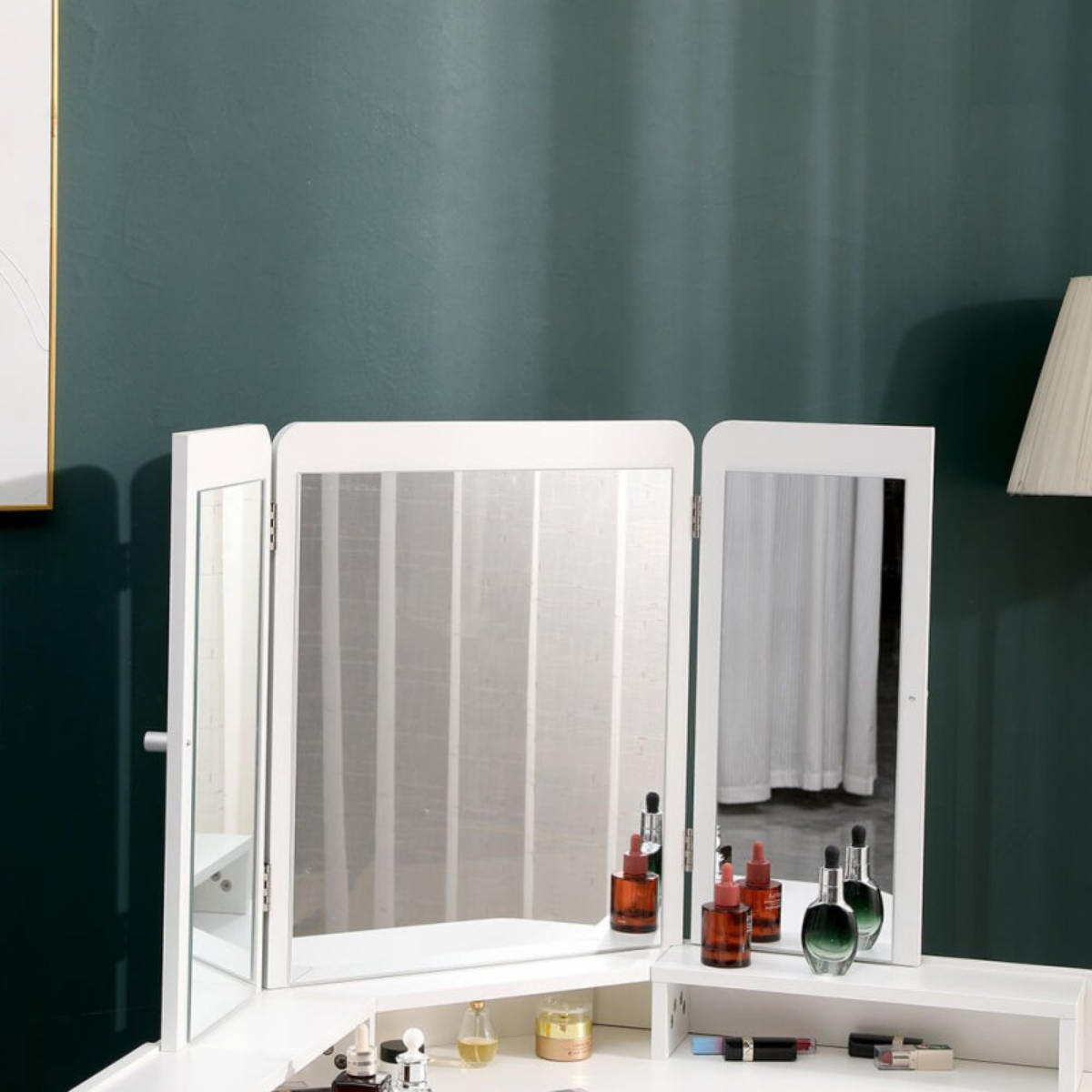 Toucador de canto com espelho tríptico branco, penteadeira para quarto e salão de beleza