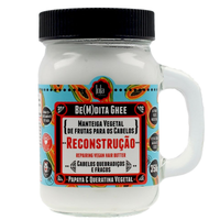Lola Be(m)dita Ghee Reconstrução 350g, pote estilo caneca e tampa preta. Com Papaya e Queratina Vegetal, reconstrói fios quebradiços e fracos.