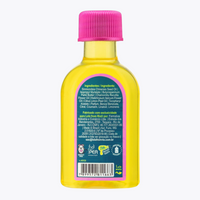 Uma garrafa transparente com Óleo Iluminador Camomila Lola Cosmetics amarelo, tampa rosa e um rótulo azul listando ingredientes e informações do produto em português.