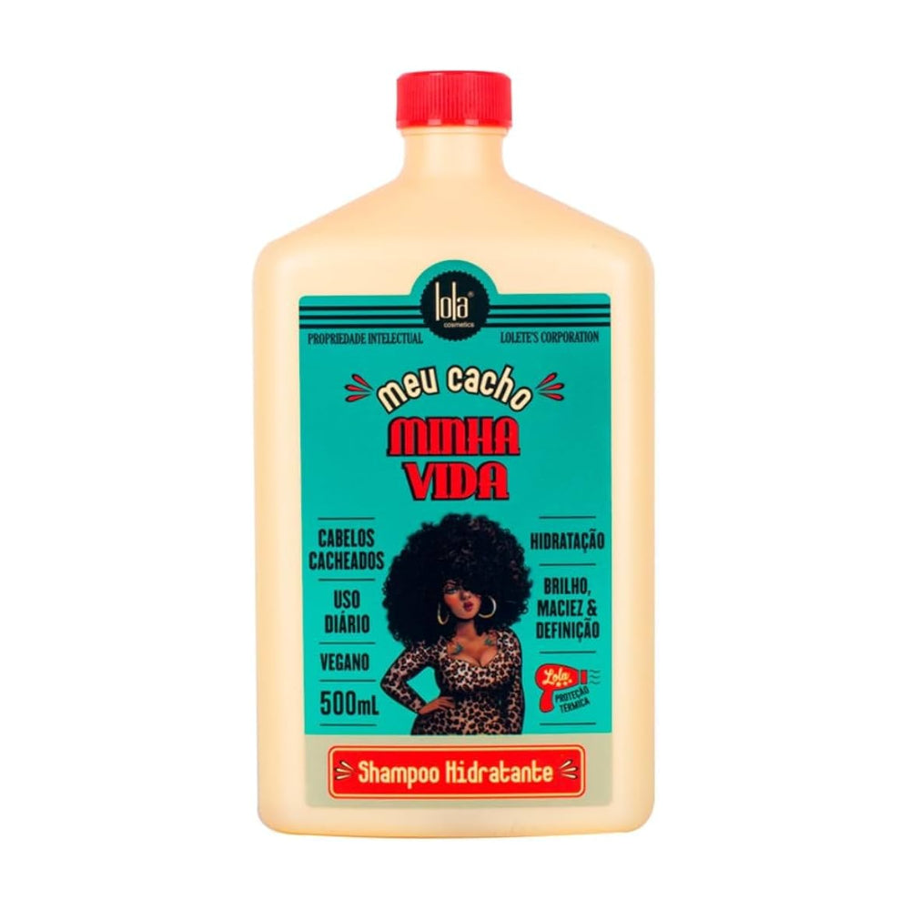 Lola Meu Cacho Minha Vida Shampoo 500mL, frasco bege e tampa vermelha. Proporciona hidratação, brilho e maciez para cabelos cacheados.