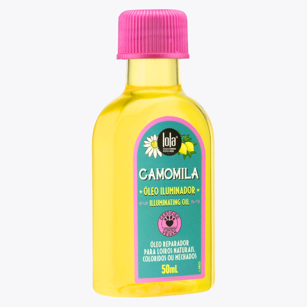 Uma garrafa de 50ml do Óleo Iluminador Camomila da Lola Cosmetics, com líquido amarelo, tampa rosa e um rótulo verde que indica ser para cabelos loiros naturais, coloridos ou com madeixas.