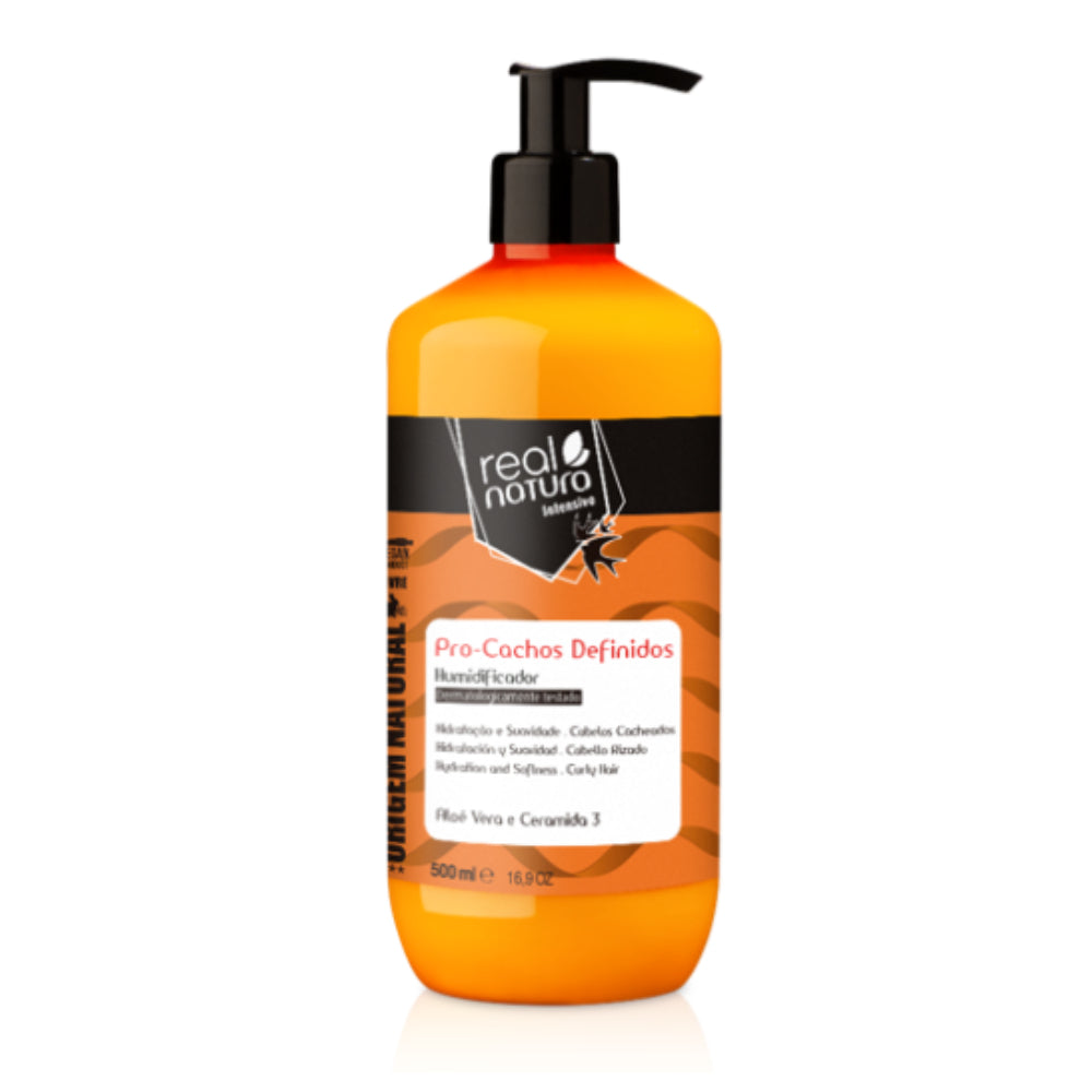 Humidificador Real Natura Pro-Cachos Definidos 500mL, frasco laranja e pump preto. Com Aloe Vera e Ceramida 3, promove hidratação e suavidade para cabelos cacheados.