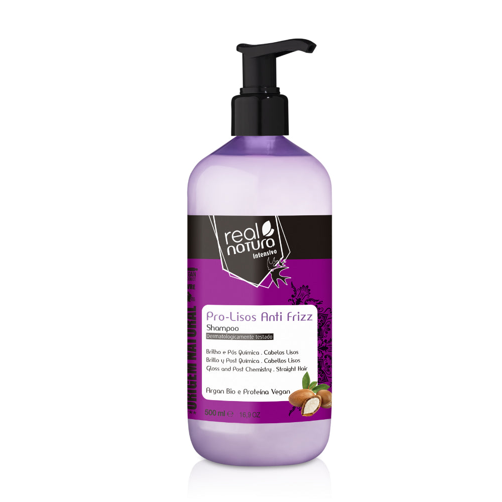 Shampoo Real Natura Pro-Lisos Anti Frizz 500mL, frasco roxo e pump preto. Com Argan Bio e Proteína Vegan, proporciona brilho e controle de frizz para cabelos lisos e pós-química.