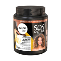 Ativador Salon Line S.O.S Cachos Arginina 1kg, pote preto. Repara, define e dá brilho aos fios danificados.