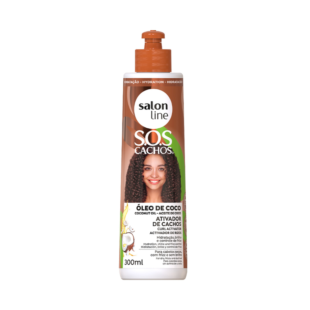Ativador de Cachos Salon Line S.O.S Cachos Óleo de Coco 300mL, frasco e pump marrons. Com Óleo de Coco, proporciona hidratação, brilho e controle de frizz para cabelos secos e sem definição.
