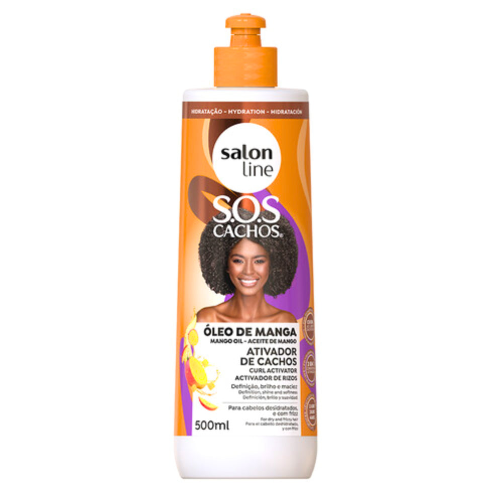 Ativador de Cachos Salon Line S.O.S Cachos Óleo de Manga 500mL, frasco laranja e branco com pump laranja. Com Óleo de Manga, proporciona definição, brilho e maciez para cabelos desidratados e com frizz.