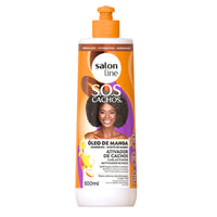 Ativador de Cachos Salon Line S.O.S Cachos Óleo de Manga 500mL, frasco laranja e branco com pump laranja. Com Óleo de Manga, proporciona definição, brilho e maciez para cabelos desidratados e com frizz.