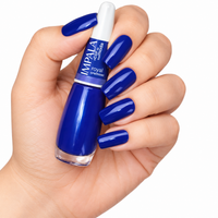 Impala Royal Cremoso — Mano con Esmalte Azul, Imagen Ilustrativa