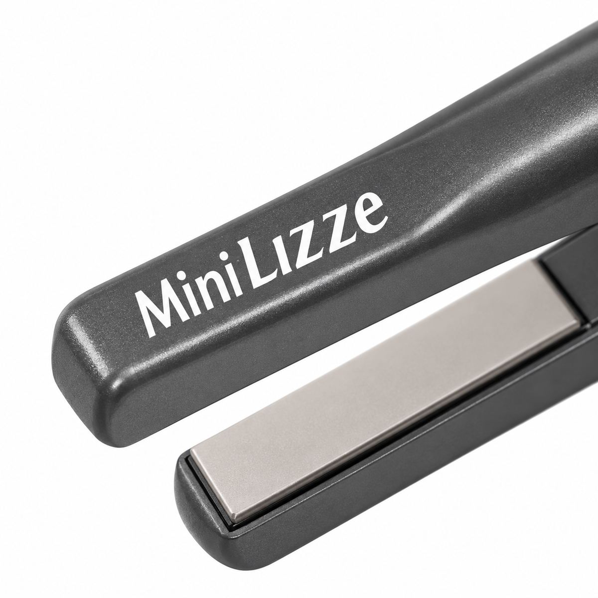 Prancha Lizze Mini 200 — dettaglio del marchio. Immagine illustrativa generata con IA.