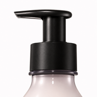 Natura Leite para o Corpo Ekos Andiroba 400ml — dettaglio erogatore. Immagine illustrativa generata con IA.