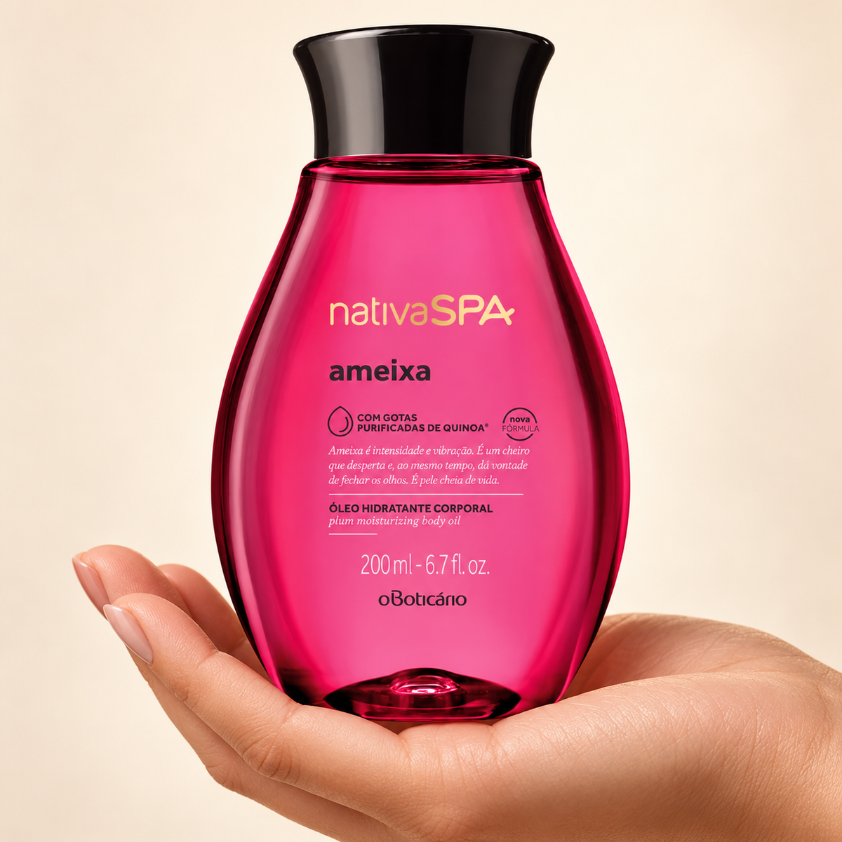 O Boticário Nativa Spa Óleo Hidratante Corporal Ameixa 200ml — hand. Immagine illustrativa generata con IA.