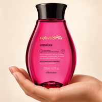 O Boticário Nativa Spa Óleo Hidratante Corporal Ameixa 200ml — hand. Immagine illustrativa generata con IA.
