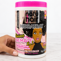 NatuHair Divino Cremão 2-in-1-Stylingcreme und Feuchtigkeitsmaske 1 kg – Verpackung mit einer Hand als Größenvergleich