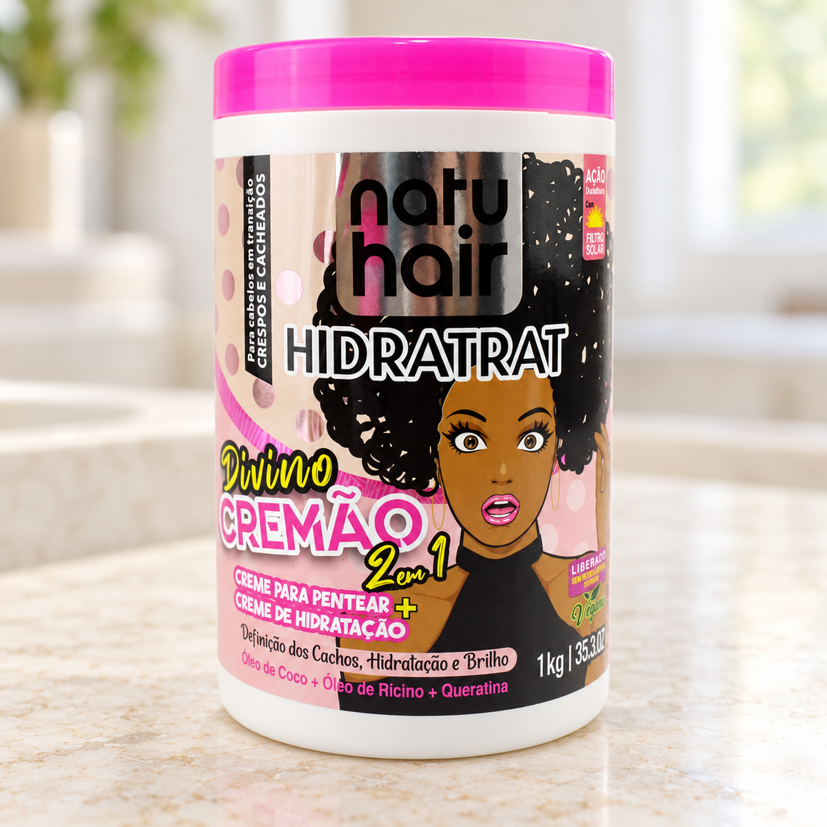 NatuHair Divino Cremão 2-in-1-Stylingcreme und Feuchtigkeitsmaske 1 kg – Verpackung in einer Umgebung