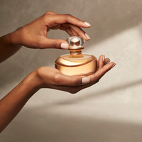 O Boticário Lily Lumière Eau de Parfum 75 ml – frasco nas mãos