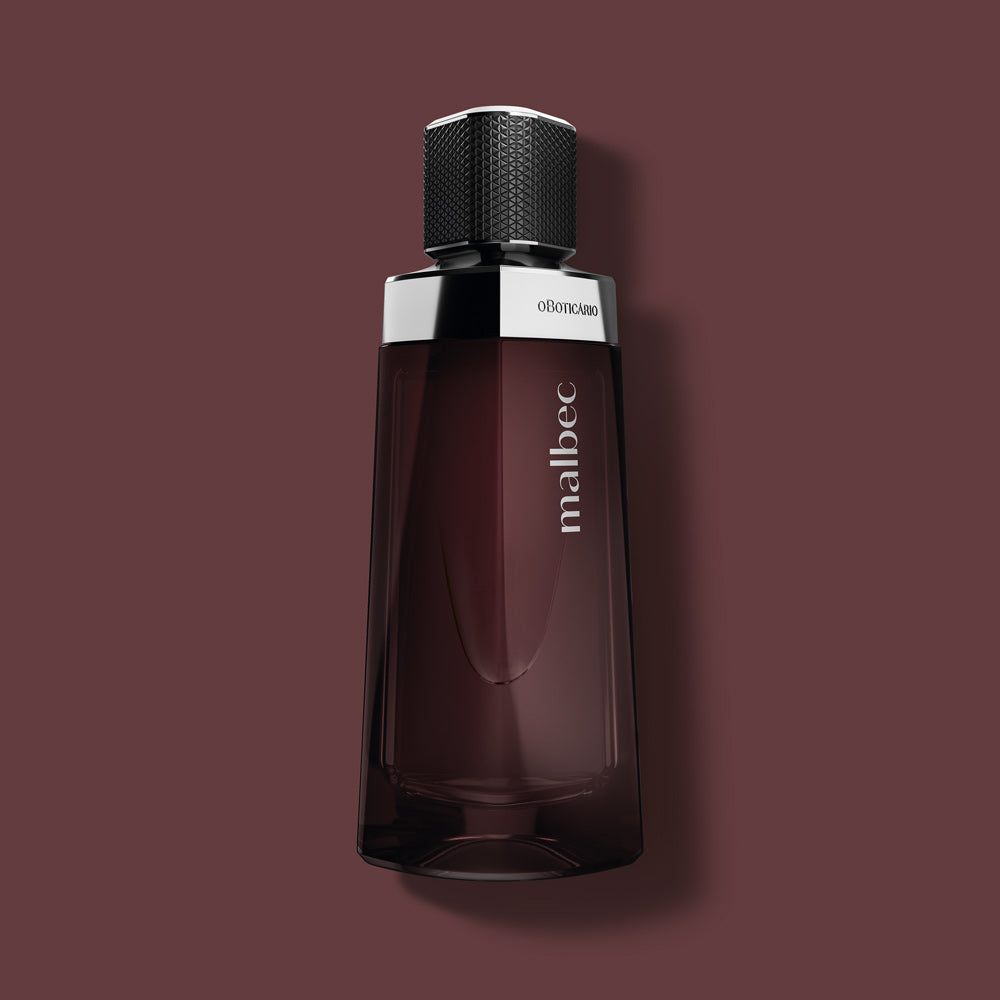 O Boticário Malbec – Eau de Toilette 100 ml – Flasche vor bordeauxrotem Hintergrund