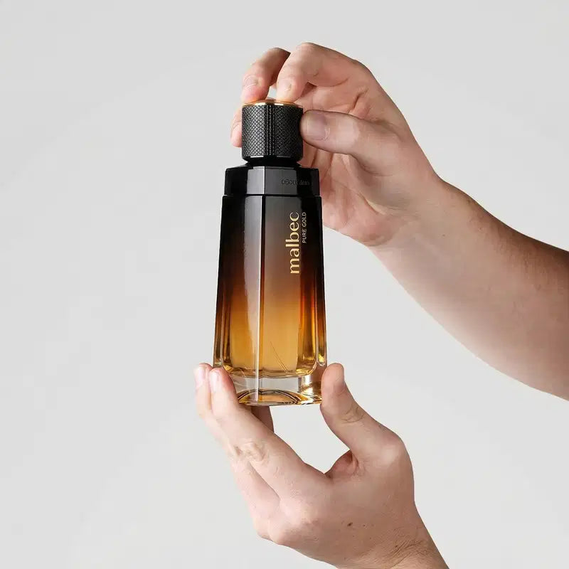 O Boticário Malbec Pure Gold 100ml – Flasche in den Händen, offizielles Foto