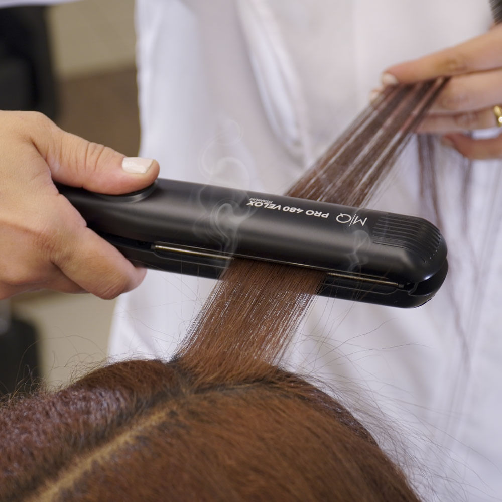 MQ Profissional - Prancha Pro 480 Velox Titanium 250ºC — Utilização profissional em madeixa